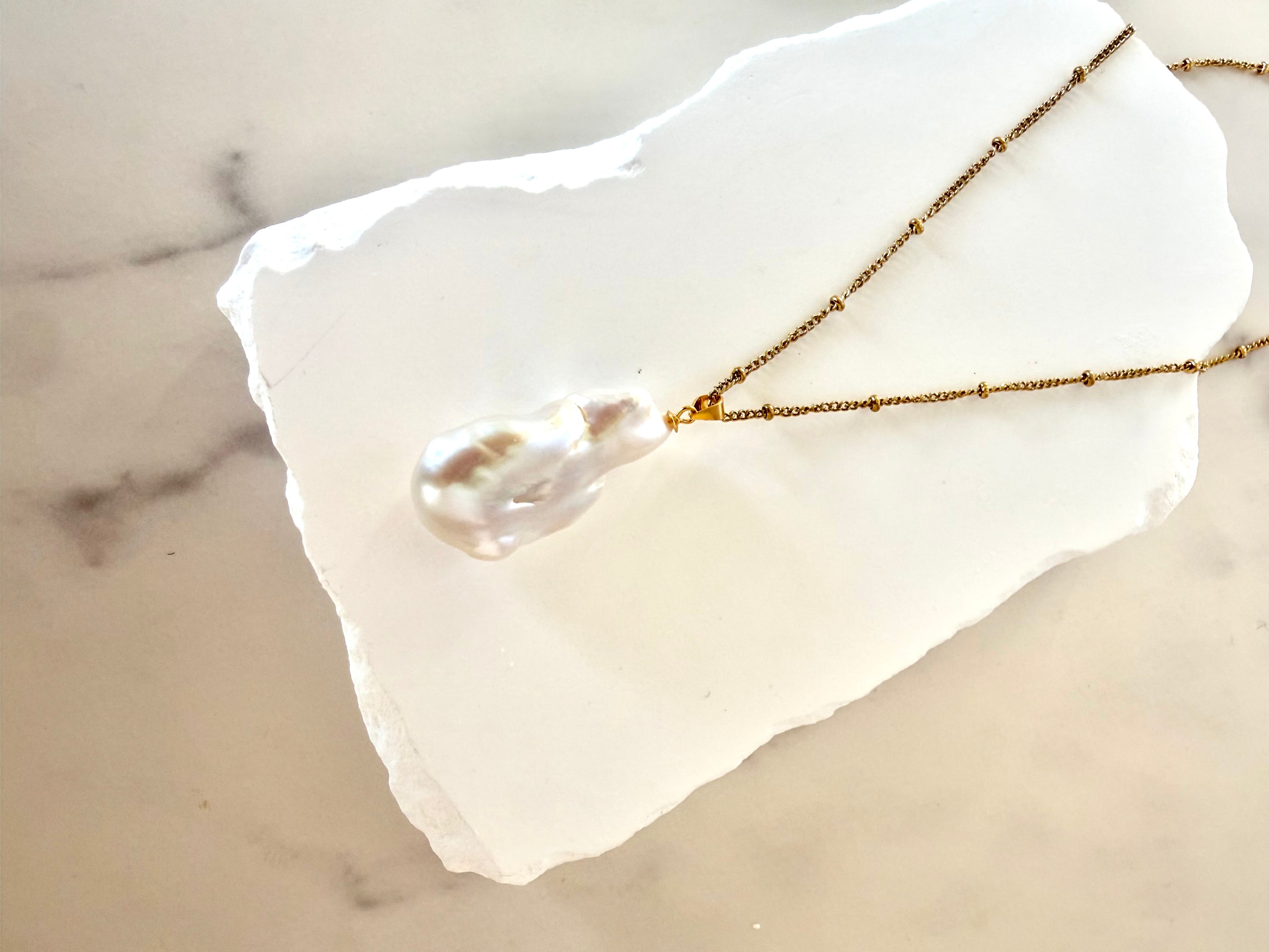 Pearly White Necklace