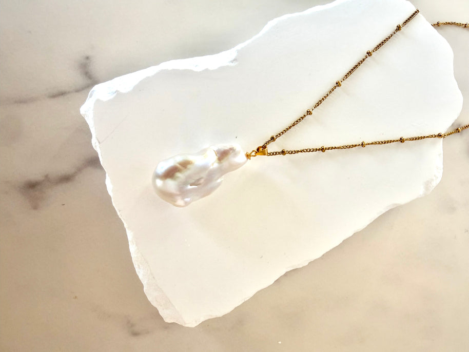 Pearly White Necklace